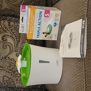 Catit plastic flower fountain and 5 filters